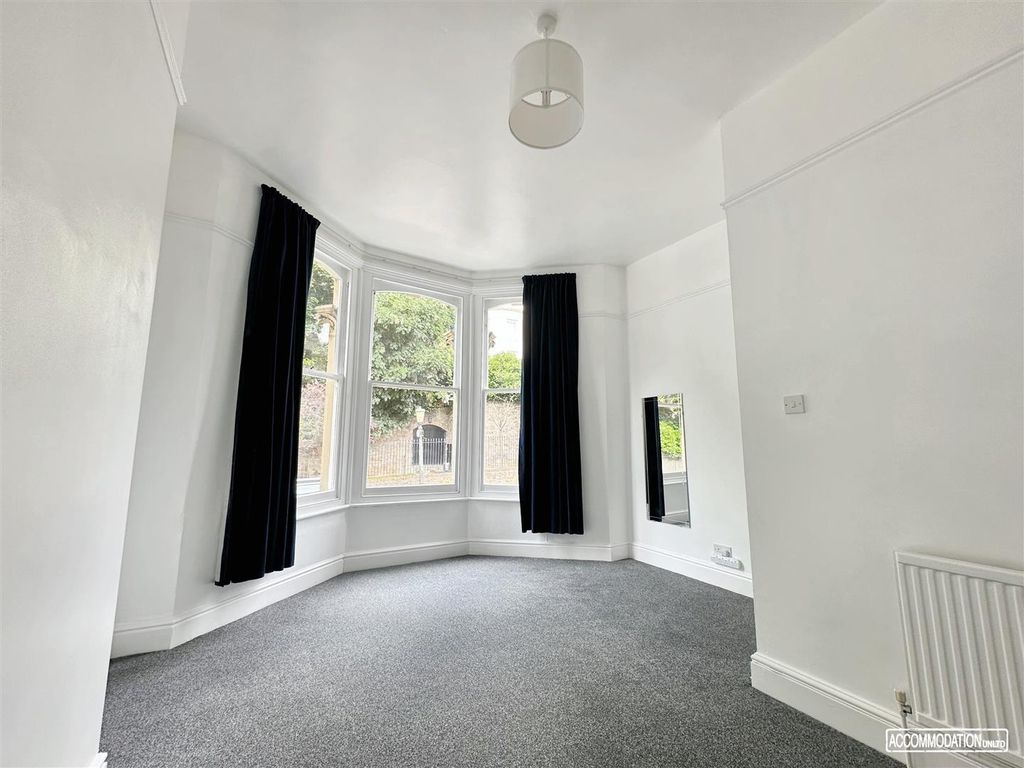 Property photo 3 of 19 Bright Bedroom With Large Classic Bay Window...