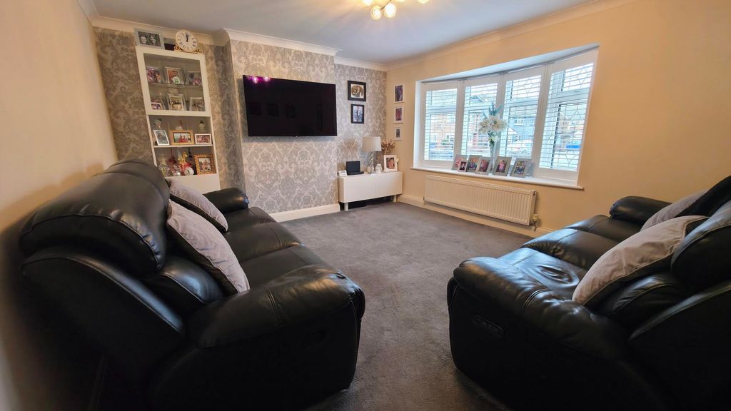 Property photo 3 of 30 Lounge