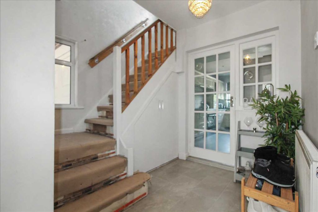 Property photo 2 of 22 Entrance Hall