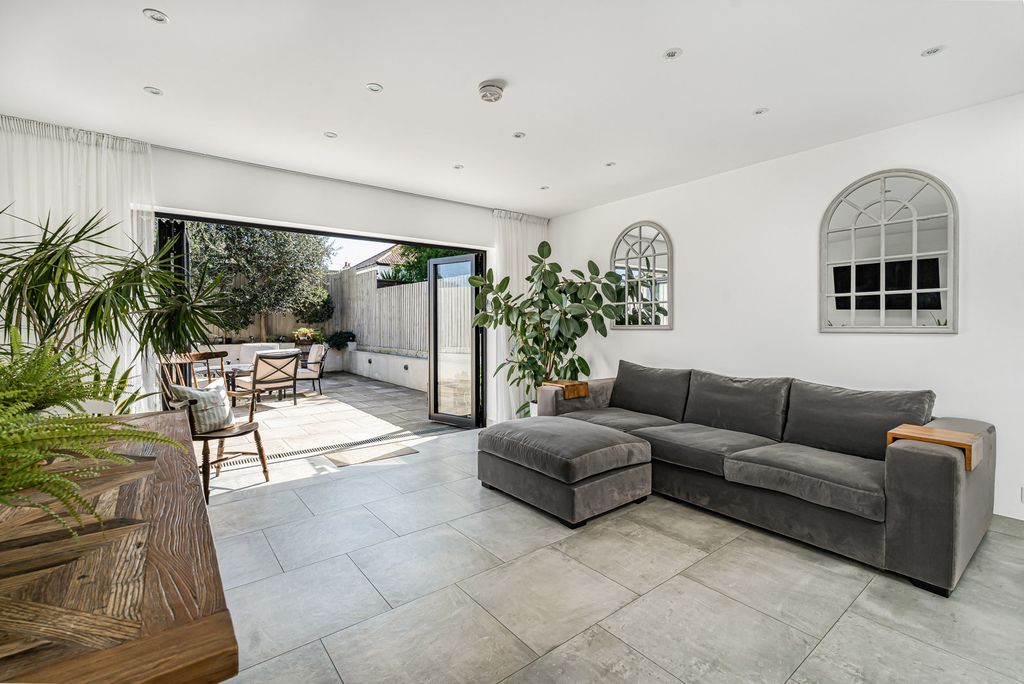 Property photo 2 of 27 Kitchen/Reception