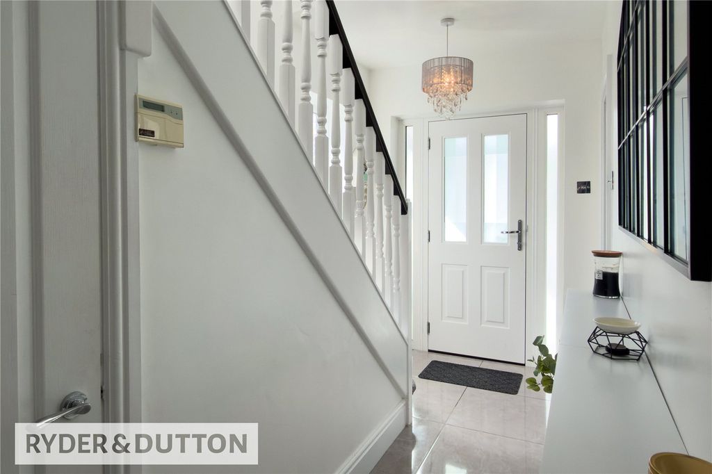 Property photo 3 of 21 Hallway