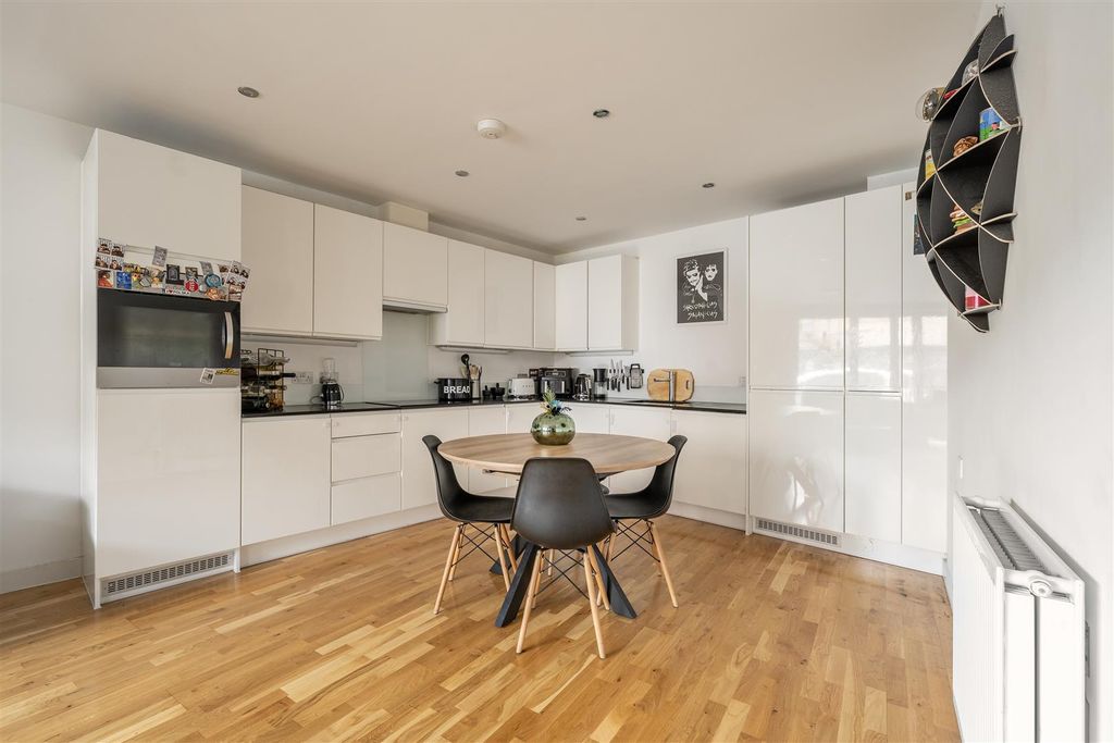 Property photo 3 of 24 Sutherland Path Road, E17