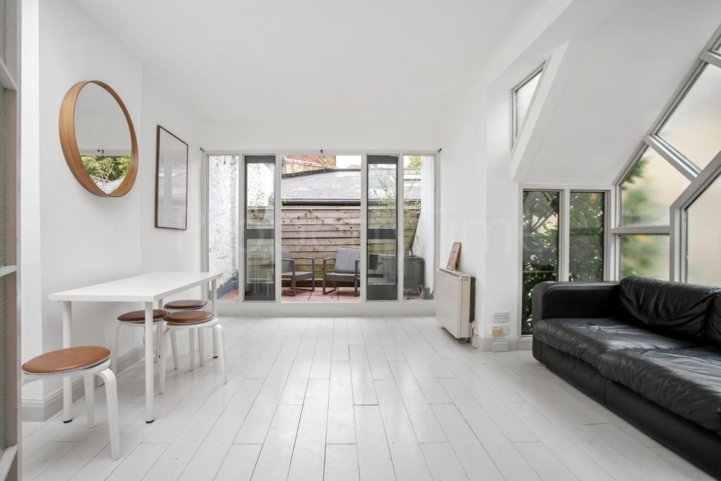 Property photo 2 of 12 1310202523_Ptime_Mews House 442A Caledonian Road _