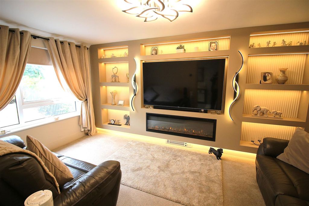 Property photo 3 of 16 Lounge