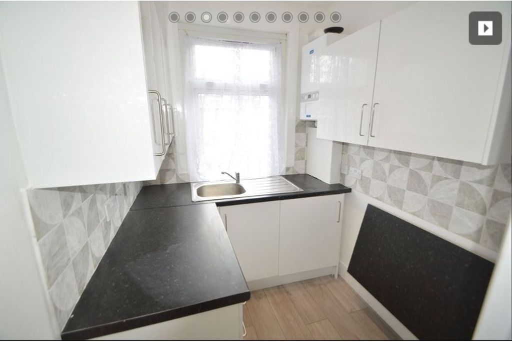 Property photo 2 of 10 Kitchen