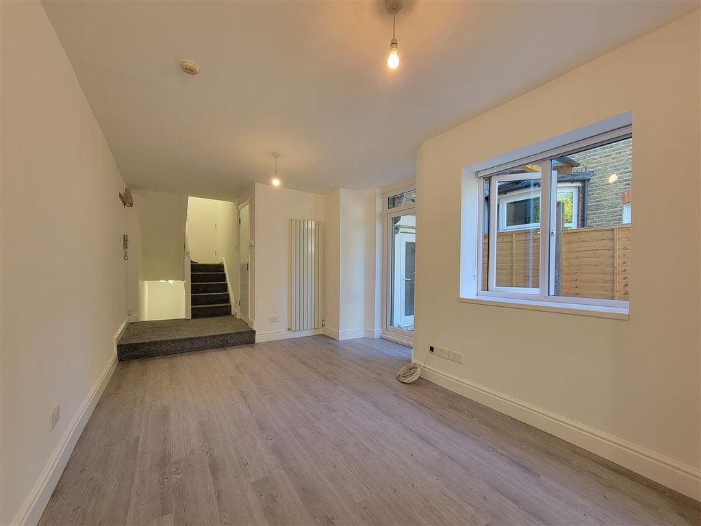 Property photo 3 of 9 Living Space