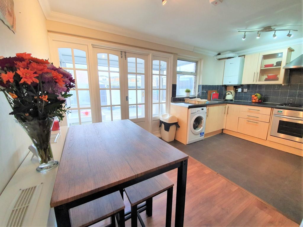 Property photo 3 of 11 Kitchen