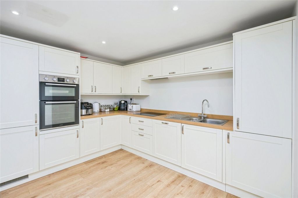 Property photo 2 of 34 Picture No. 32