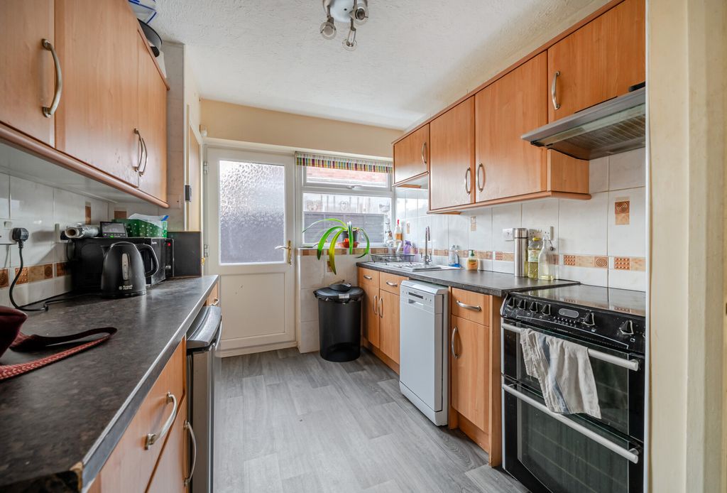 Property photo 2 of 14 1393617-10-694927...