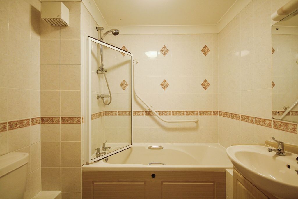 Property photo 3 of 11 Bathroom