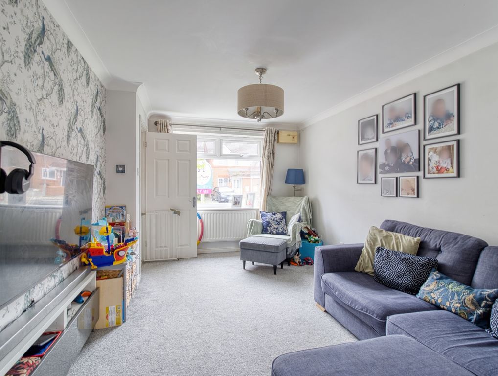 Property photo 2 of 11 Lounge - Ewemove Swindon South