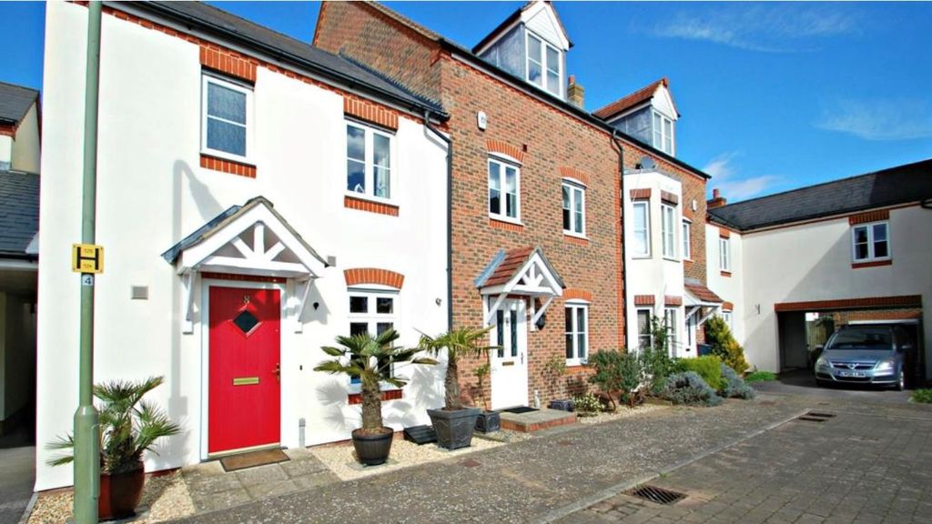 Property photo 1 of 17 Hobbs Square 18