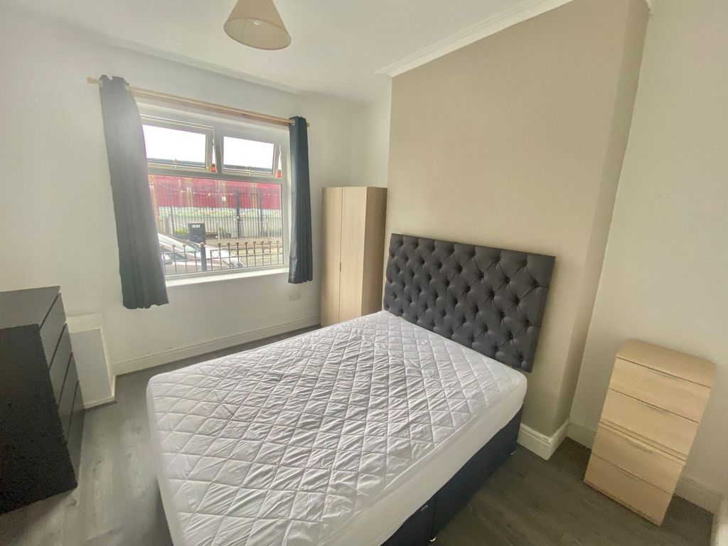 Property photo 3 of 12 Bright Double Bedroom With A Large Window Providin...