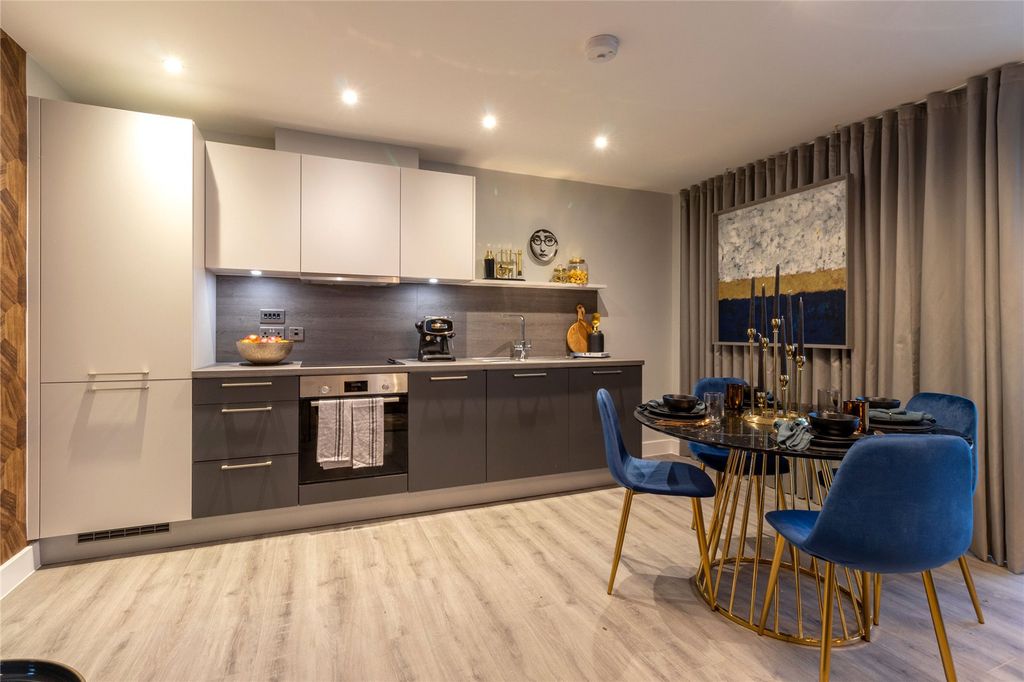 Property photo 3 of 7 Show Apartment