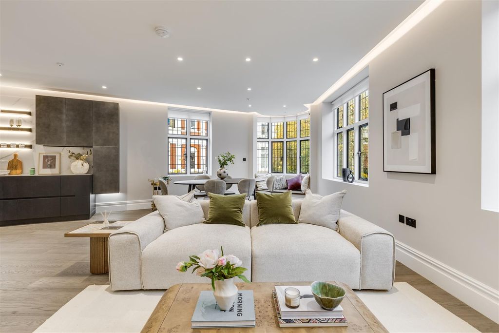 Property photo 1 of 15 St Johns Wood High Street