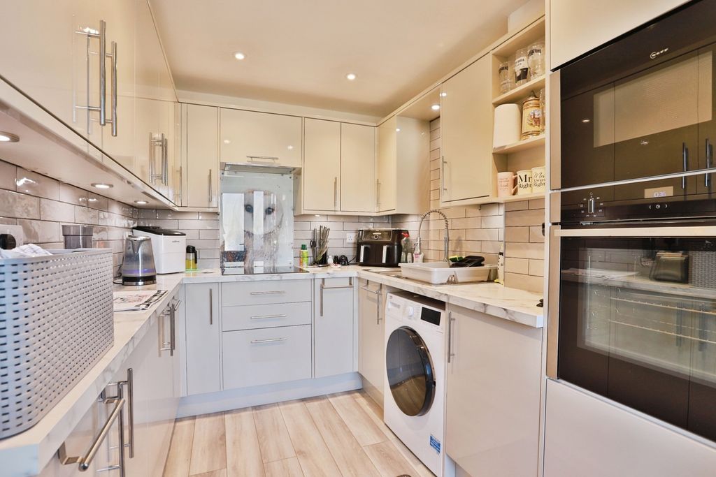 Property photo 3 of 10 Kitchen