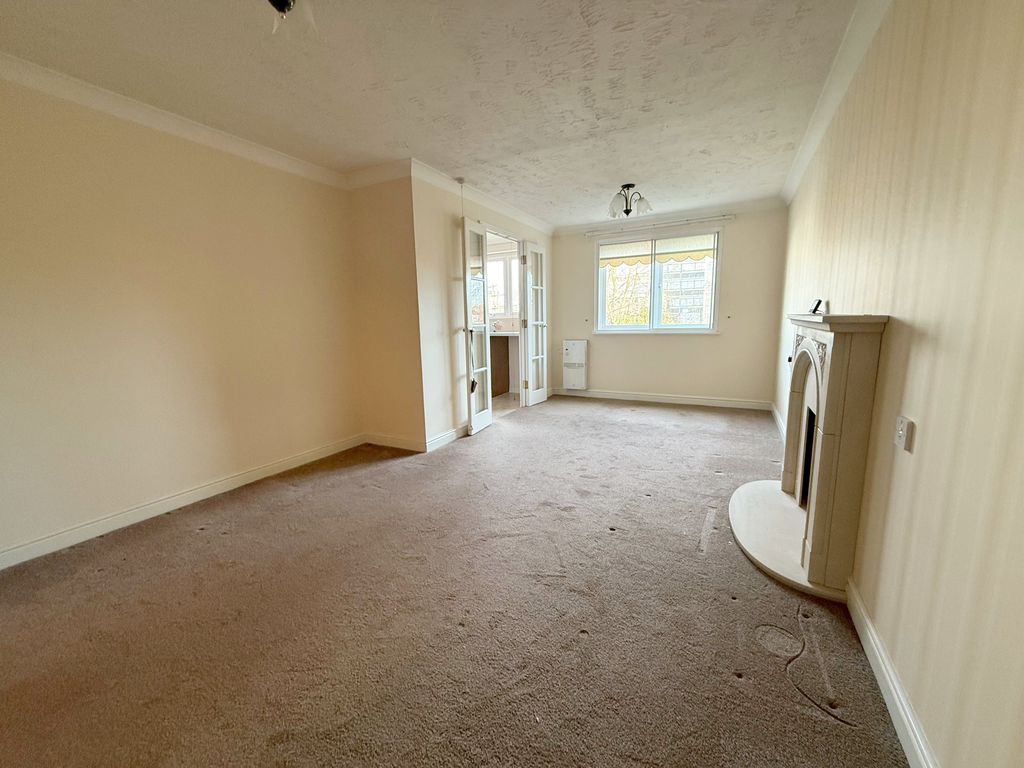 Property photo 3 of 13 Lounge