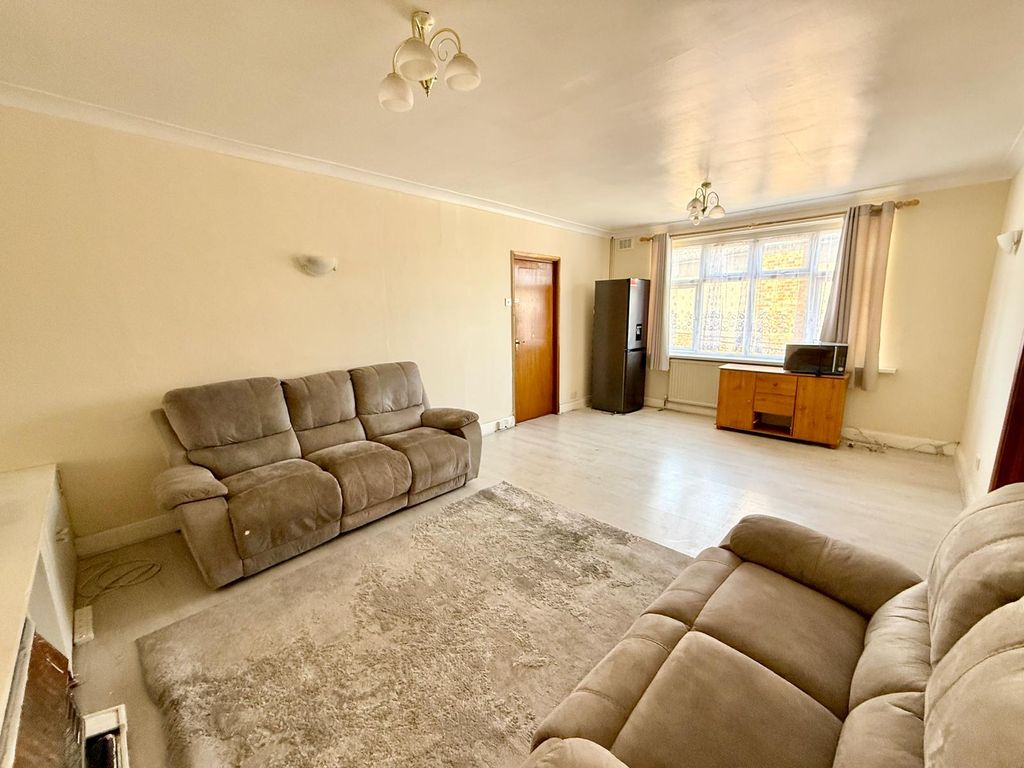 Property photo 1 of 9 Well Presented 3-Bedroom Flat Next To Gidea Park