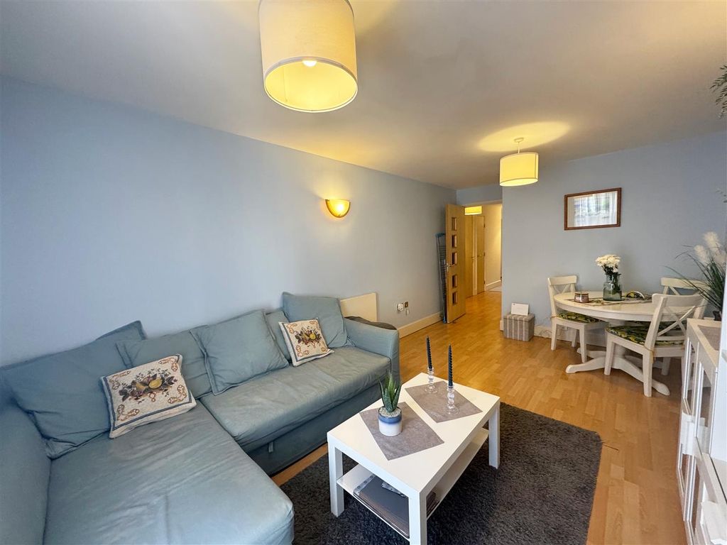 Property photo 1 of 10 Livingroomwideback.Png