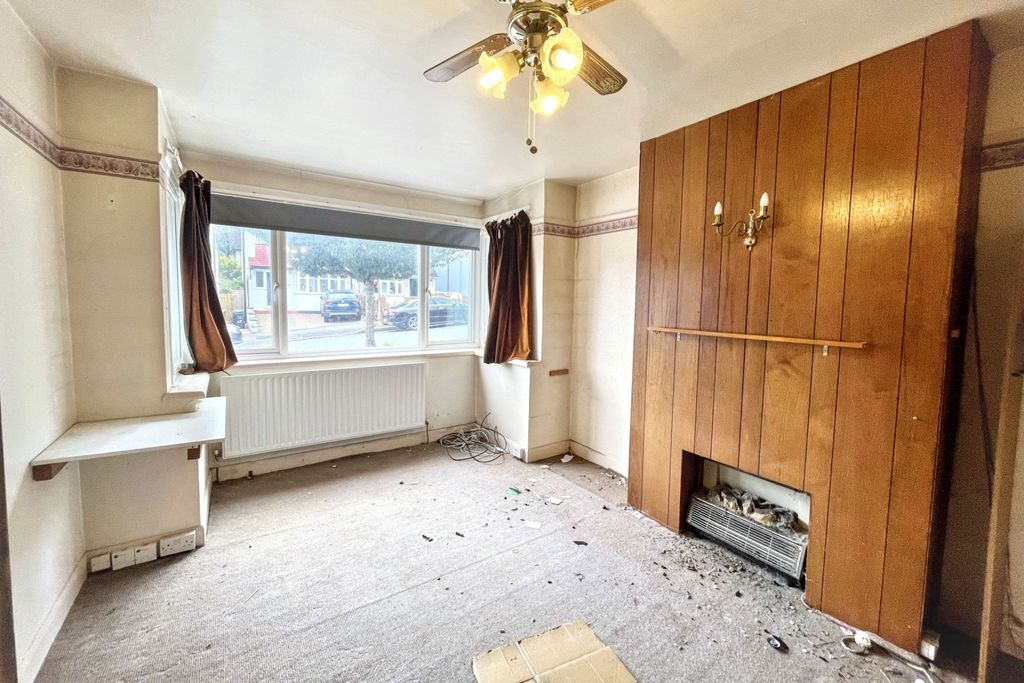 Property photo 2 of 13 10 Kenmore Road, Kenley, Surrey, Cr8 5Nu