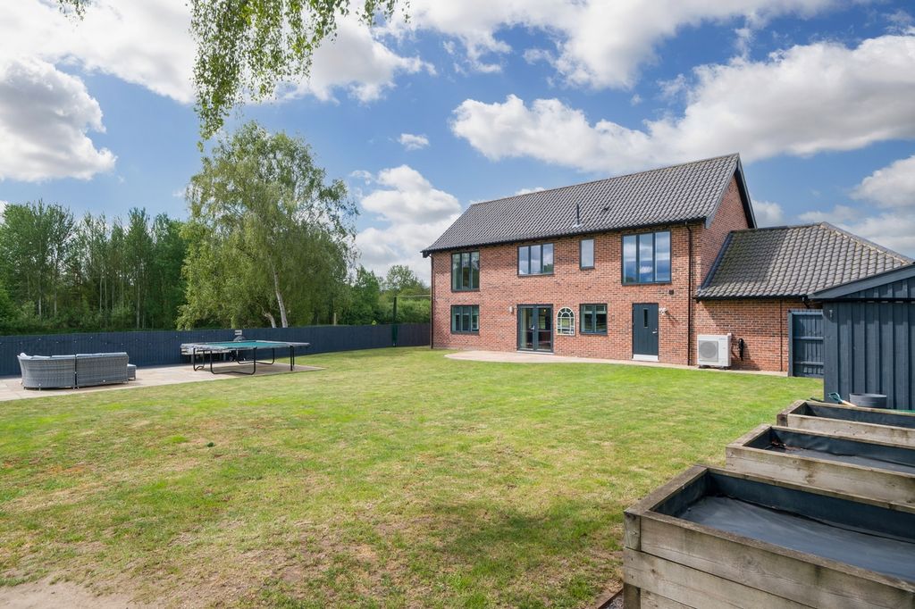 Property photo 3 of 33