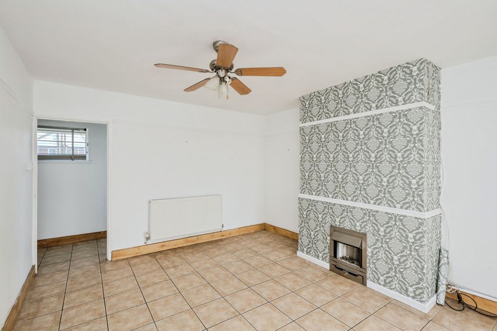 Property photo 3 of 15 Lounge