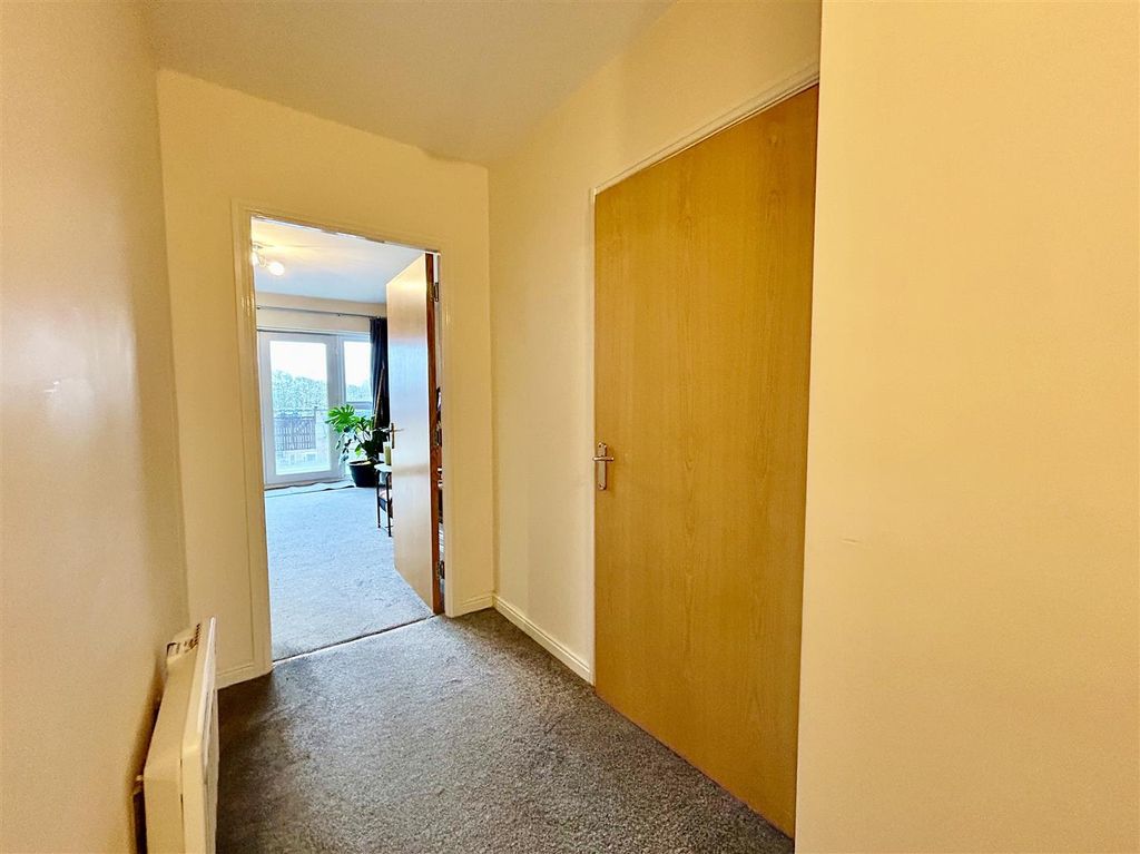 Property photo 2 of 9 Hallway