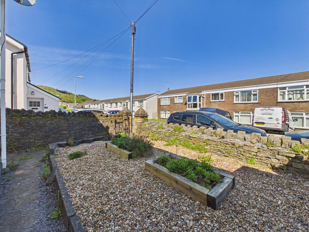 Property photo 2 of 11 Front (Exterior)