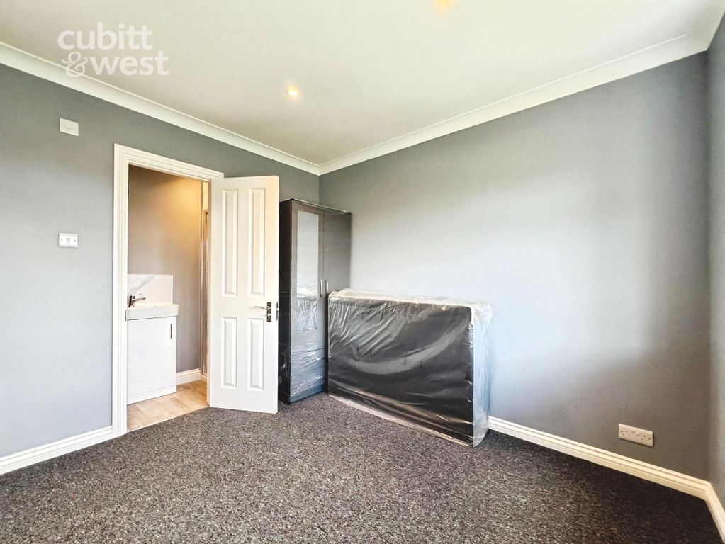 Property photo 3 of 11 Room 1