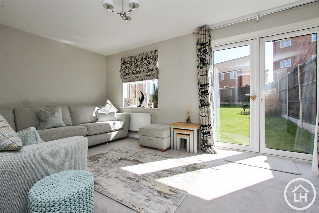 Property photo 3 of 16 Lounge