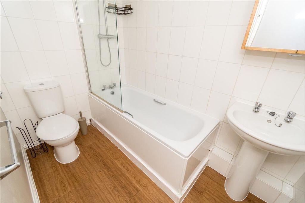 Property photo 3 of 8 Bathroom