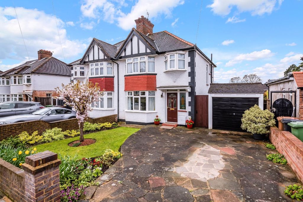 Property photo 1 of 16 Walsingham Gardens