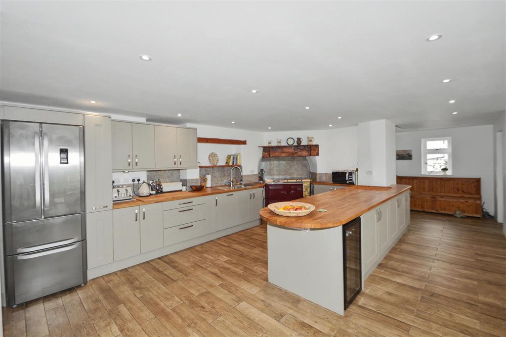 Property photo 3 of 29 Kitchen