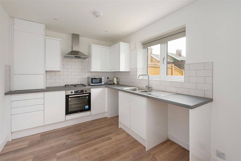 Property photo 2 of 16 Lower Road, Teynham