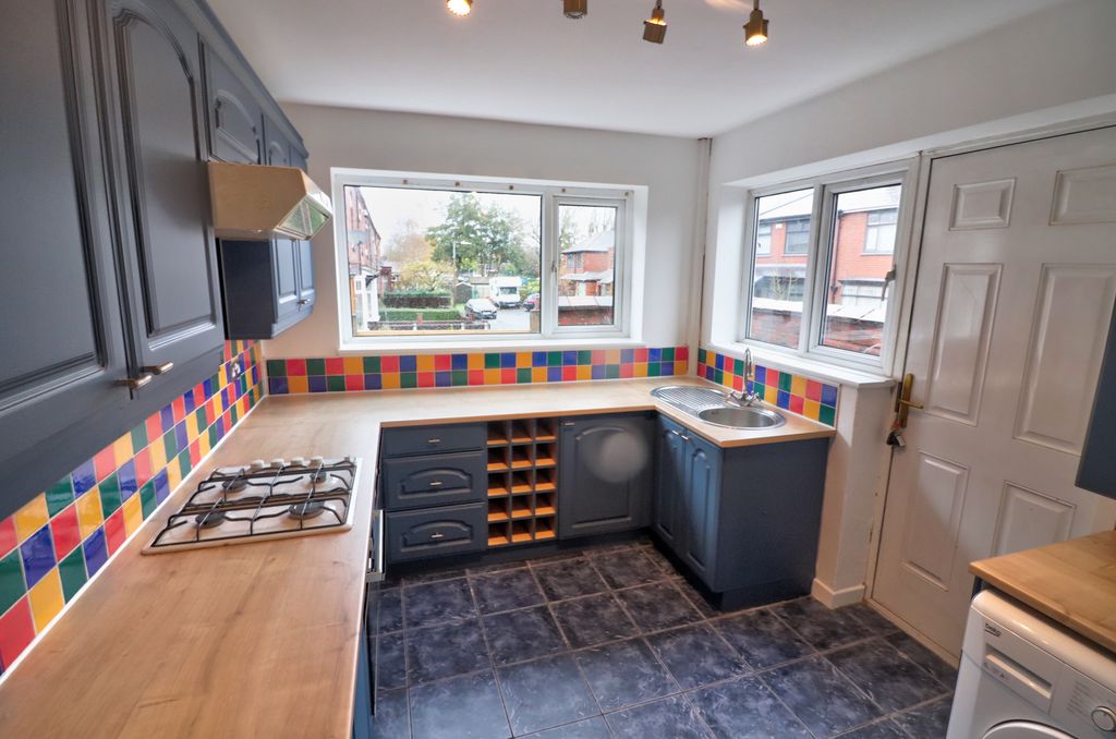 Property photo 3 of 10 Kitchen