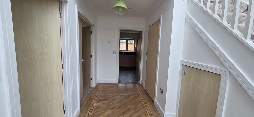 Property photo 3 of 14 Entrance Hallway