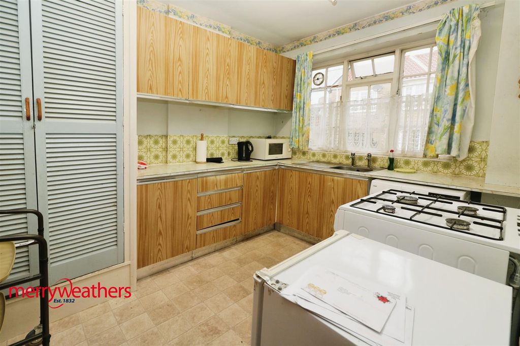 Property photo 3 of 9 Kitchen