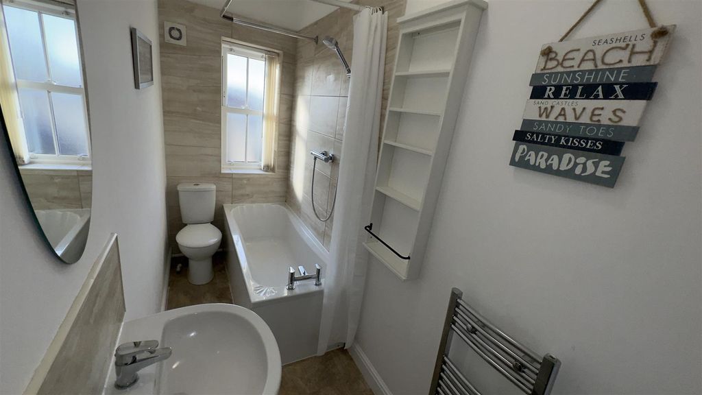 Property photo 2 of 11 Bathroom 01.Jpeg