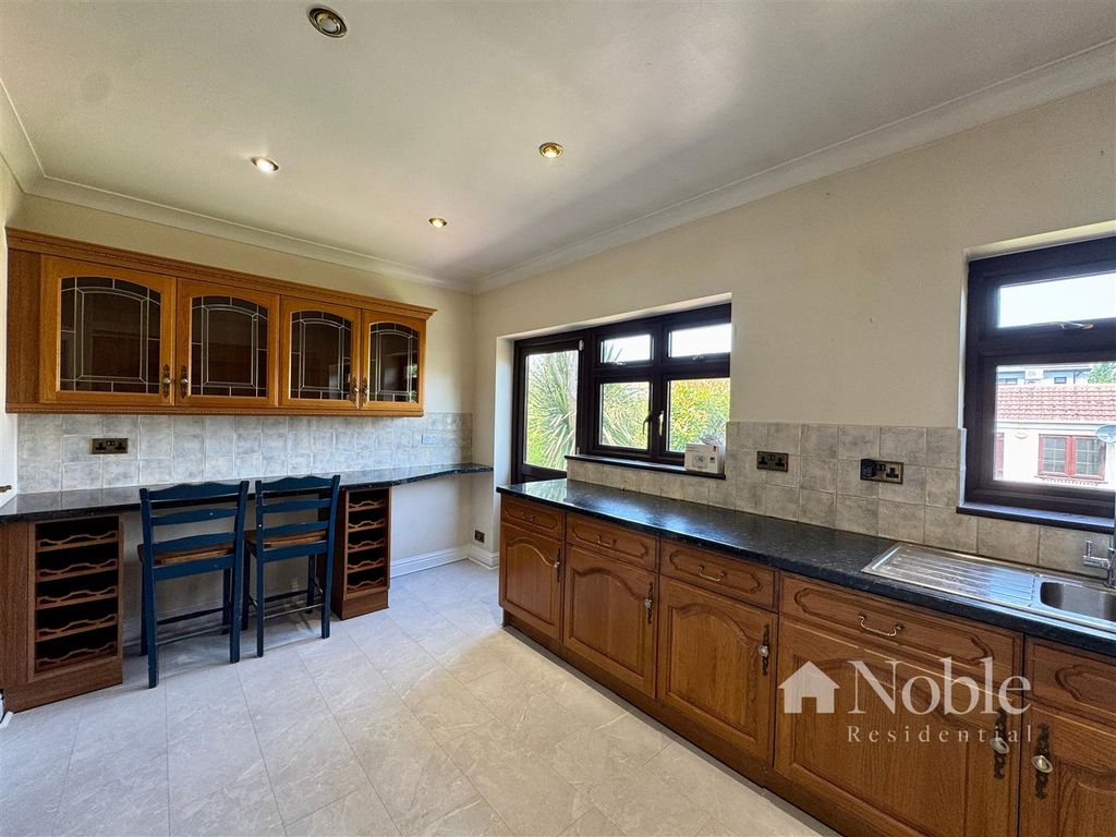 Property photo 2 of 20 Kitchen/Breakfast Room