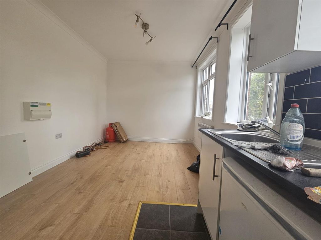 Property photo 3 of 5 Kitchen..Jpg
