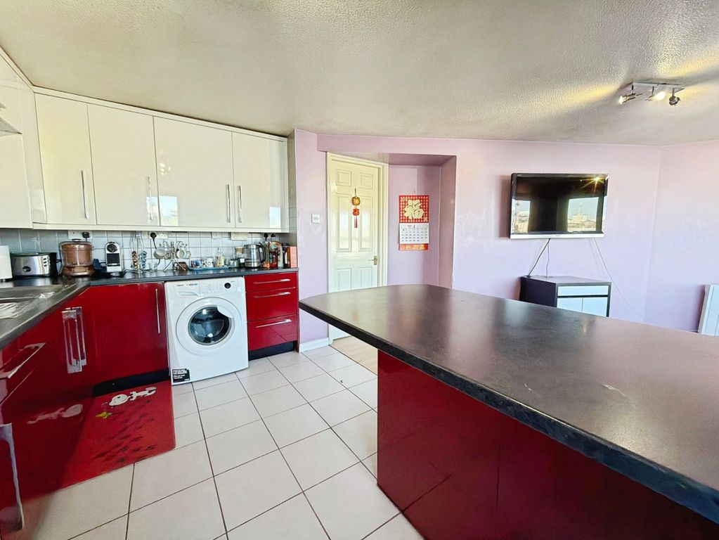 Property photo 3 of 20 Dining Kitchen