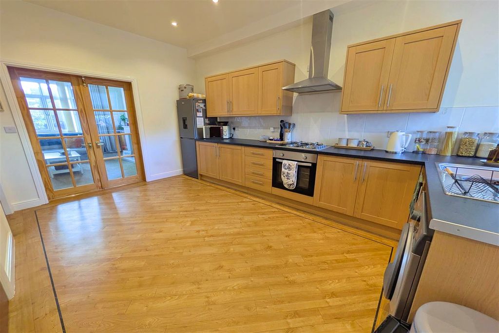 Property photo 3 of 8 Kitchen