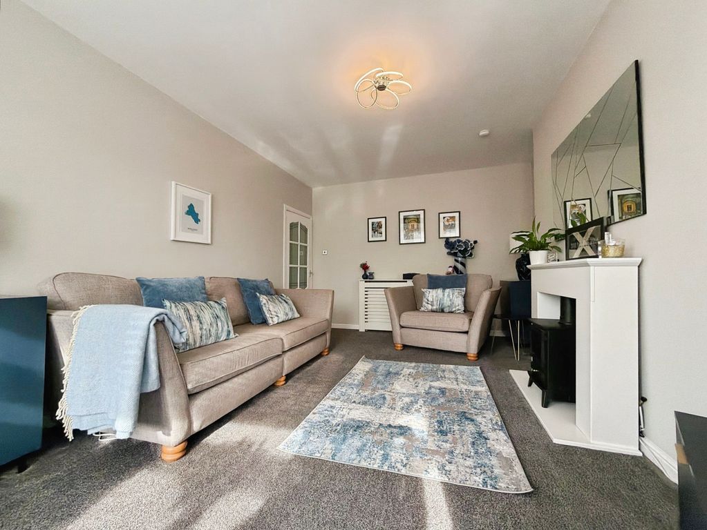 Property photo 3 of 13 Lounge