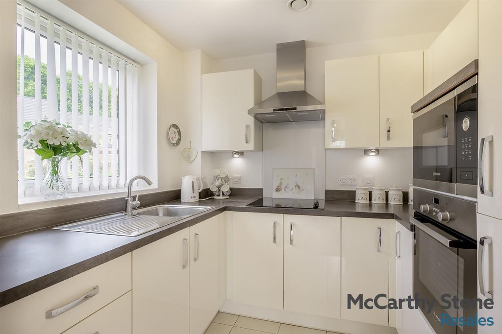 2 bed flat for saleJackson Place, Fields Park Drive, Alcester, Warwickshire B49 photo 4
