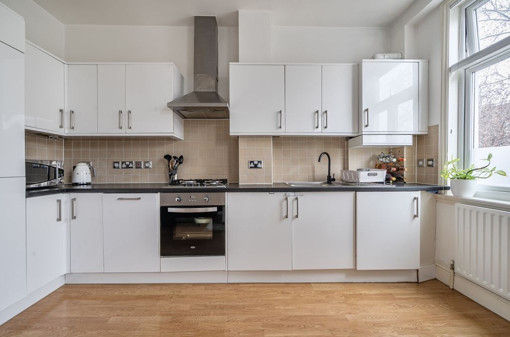 Property photo 3 of 10 Kitcben