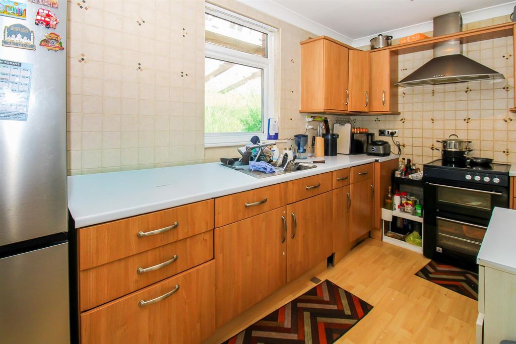 Property photo 3 of 7 Kitchen