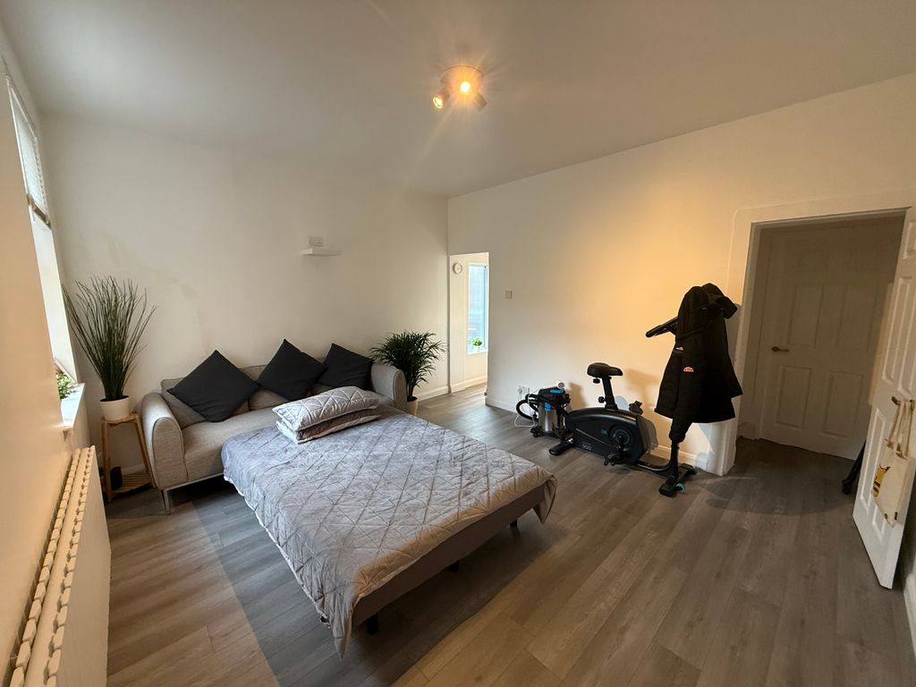 Property photo 3 of 9 Living Room