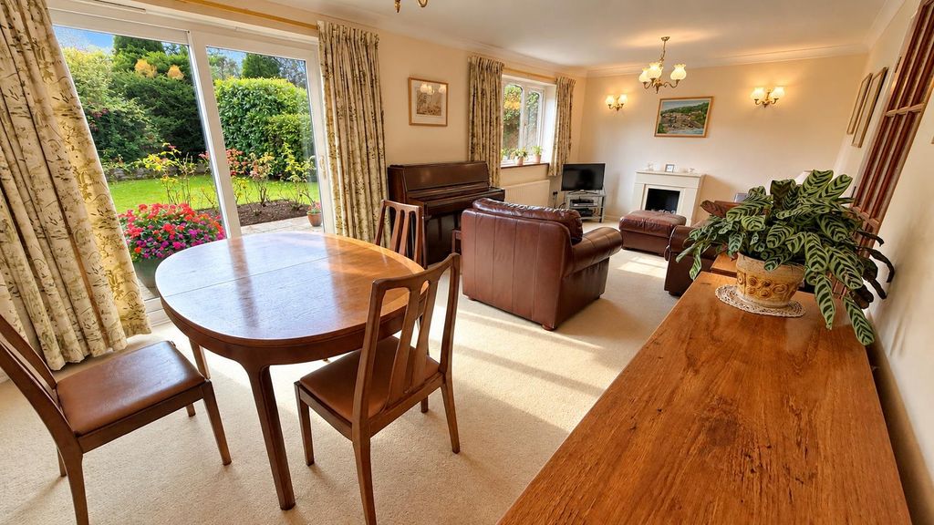 Property photo 3 of 20 Traditional Living Room With Garden View.Png