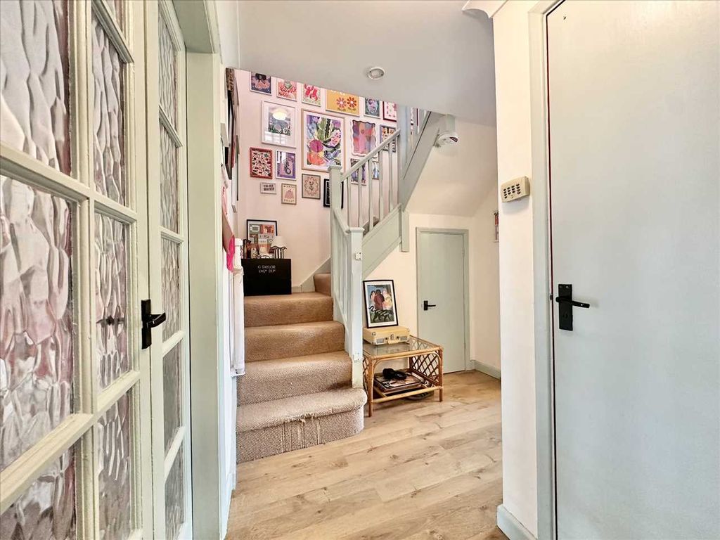 Property photo 2 of 27 Entrance Hall