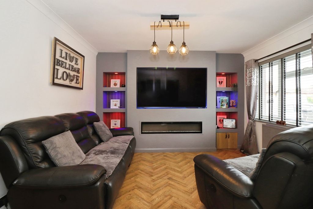 Property photo 3 of 17 Lounge